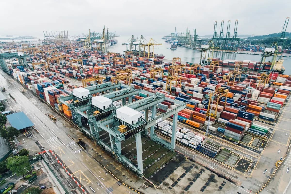 Port tropical avec conteneurs et cargo prêt à partir vers la Guyane